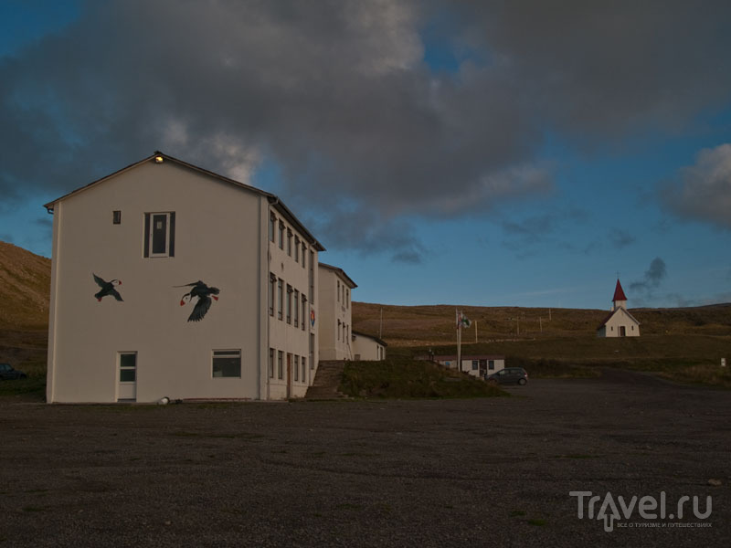Breidavik гордится гостиницей и церковью / Фото из Исландии