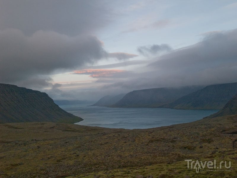 Вид на Диньянди-фьорд на рассвете / Фото из Исландии