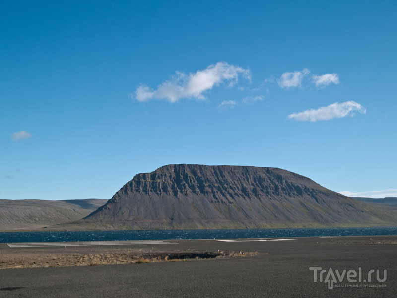 Сразу за взлетно-посадочной полосой бушует море / Фото из Исландии