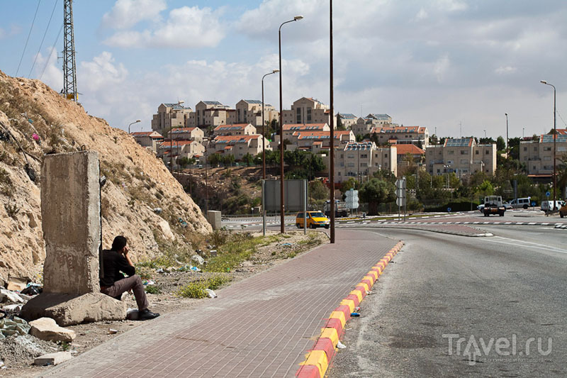 Мужчина с палестинских территорий смотрит на еврейский город / Фото из Палестины