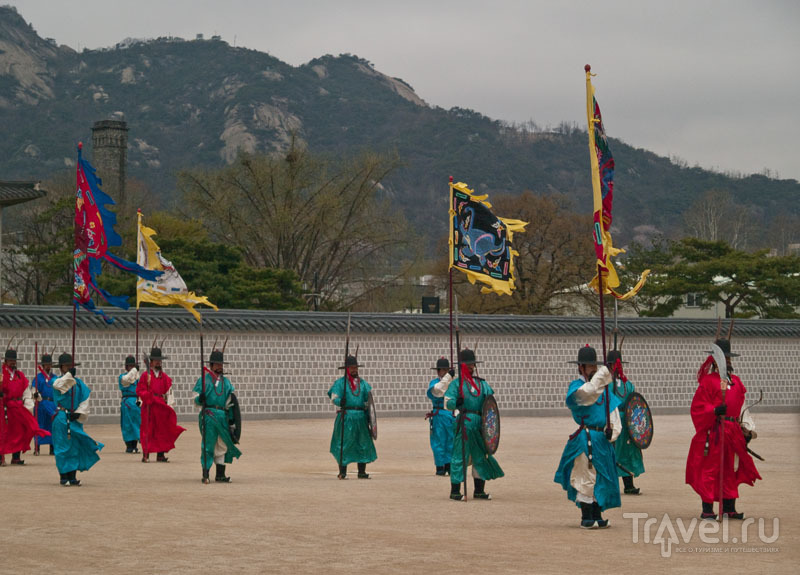 Смена караула во дворце Кёнбоккун / Фото из Южной Кореи