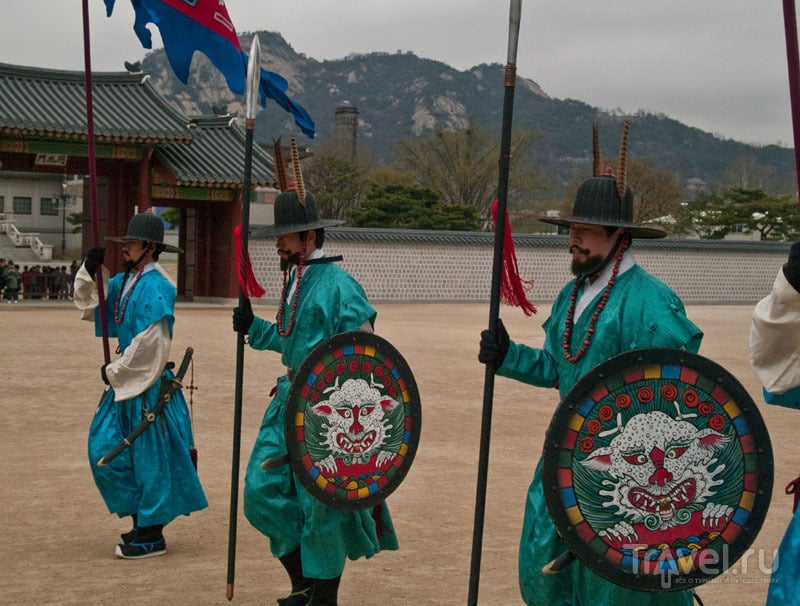 Колоритные участники церемонии смены караула / Фото из Южной Кореи