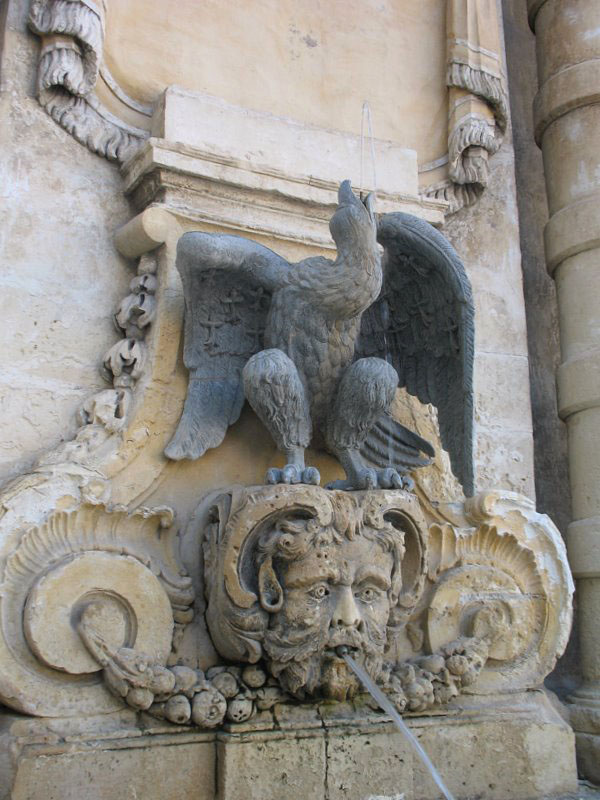 Деталь фонтана на площади перед Дворцом Великих магистров на Мальте / Фото с Мальты