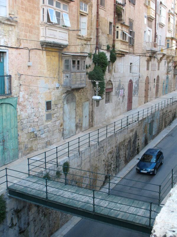 Улица Валетты, идущая под горку / Фото с Мальты