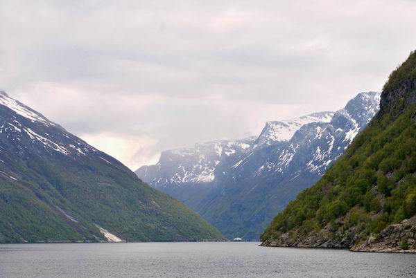 Озеро среди гор в Норвегии / Фото из Норвегии