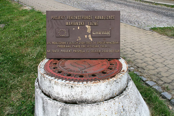 Мемориальная доска о замене канализации в Марианске-Лазне / Фото из Чехии