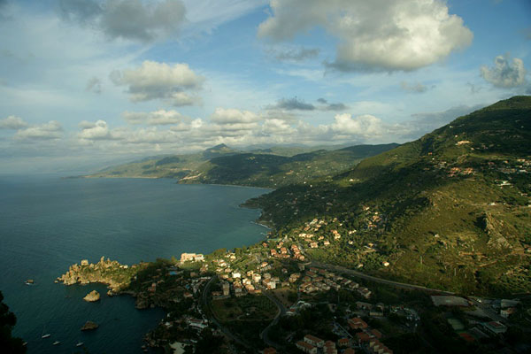 Вид со скалы La Rocca вдоль побережья на восток / Фото из Италии