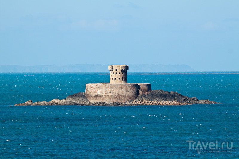 Башня у побережья острова Джерси / Фото из Великобритании