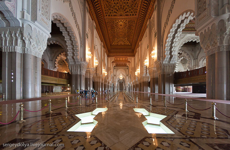 Интерьер мечети Хасана Второго в Касабланке, Марокко / Фото из Марокко
