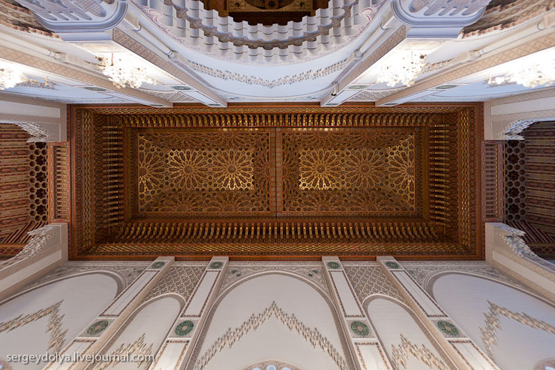 Потолок мечети Хасана Второго в Касабланке, Марокко / Фото из Марокко