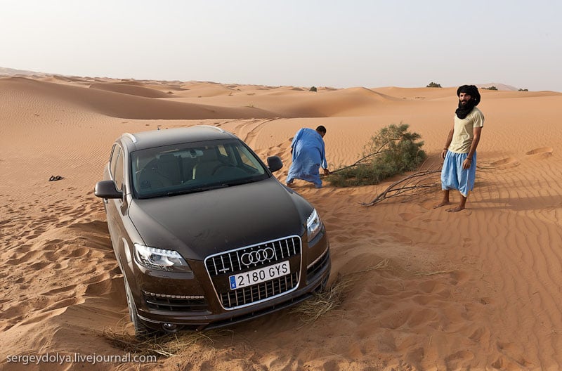 Застрявшая в песках Сахары машина, Марокко / Фото из Марокко
