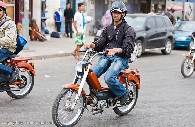 Мопедисты на дороге в Марокко / Фото из Марокко