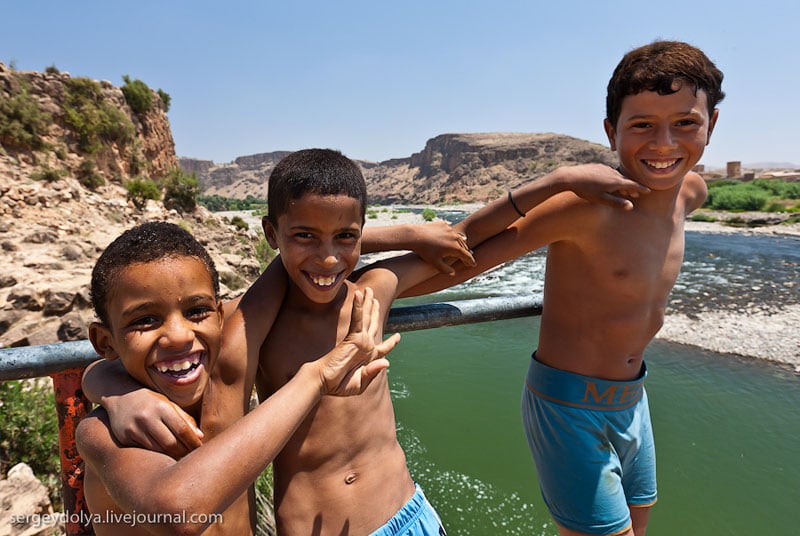 Местные мальчишки в Марокко / Фото из Марокко