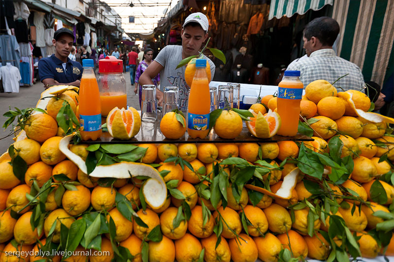 Торговля апельсиновым соком на улице Рабата, Марокко / Фото из Марокко