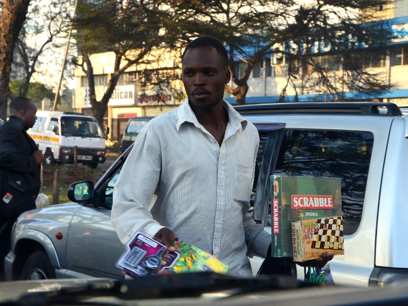 Уличный торговец в Найроби / Фото из Кении