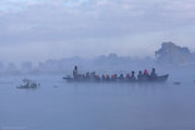 Люди народности Па-О плывут на воскресный рынок / Мьянма