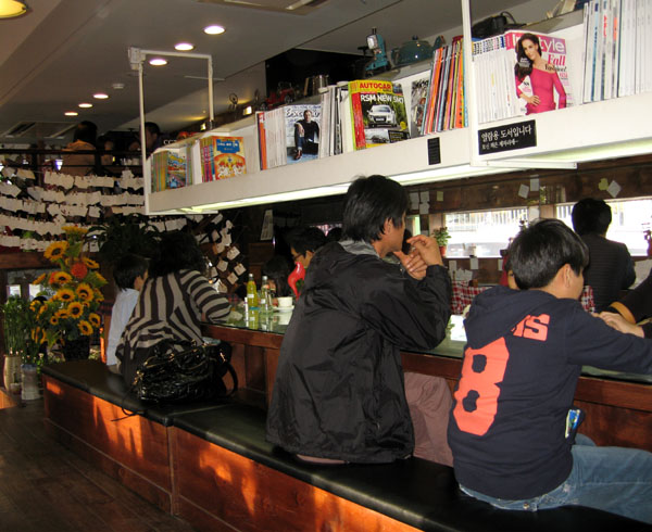 Посетители кафе в Сеуле / Фото из Южной Кореи