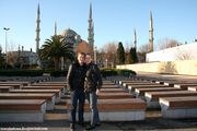 На фоне  Голубой Мечети / Турция
