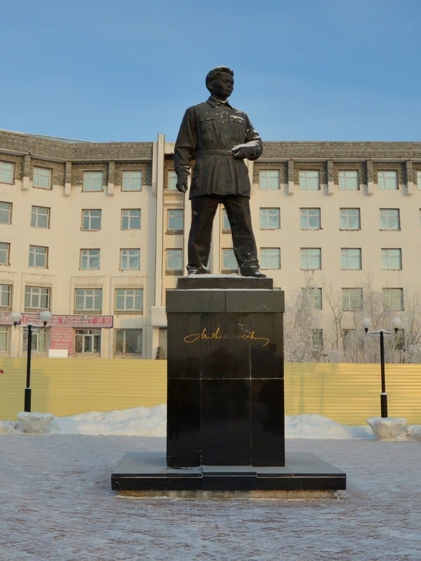 Памятник Максиму Аммосову в Якутске / Фото из России