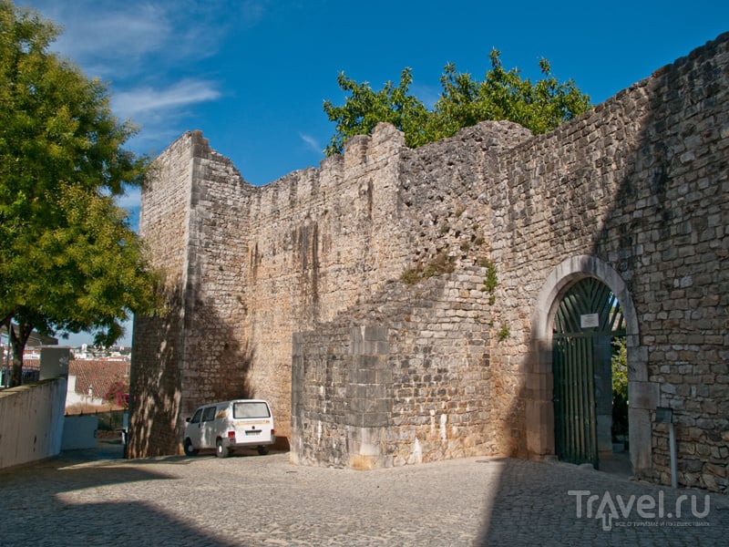 Полуразрушенная крепость в Тавире / Фото из Португалии