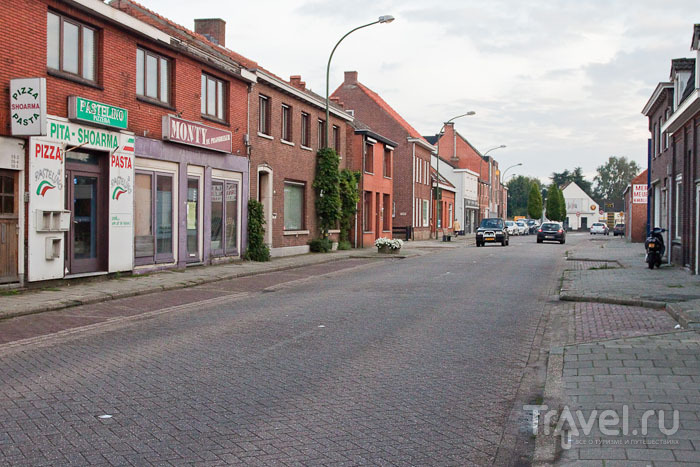 Улица между Бельгией и Нидерландами / Фото из Бельгии