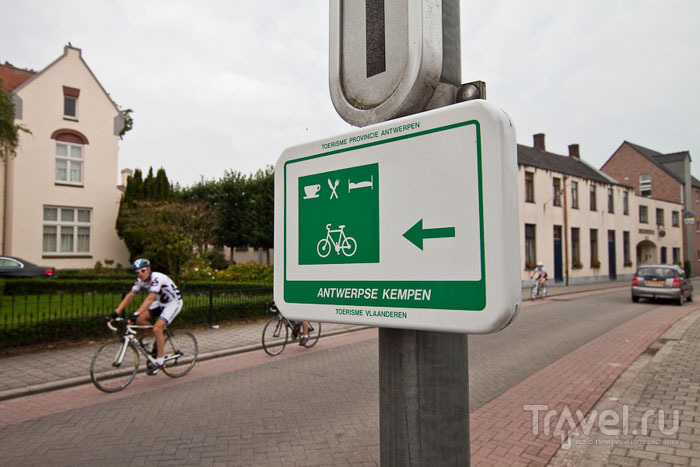 Дорожный указатель в Барле на границе между Бельгией и Нидерландами / Фото из Бельгии