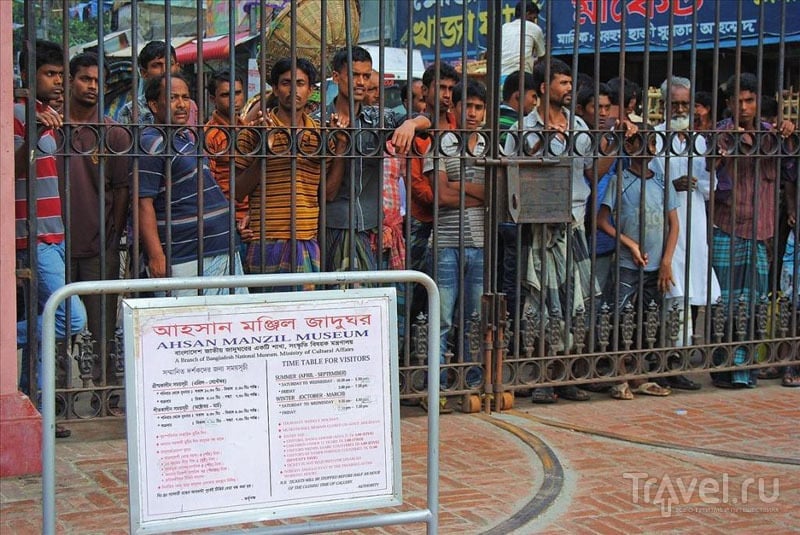 Местные жители у ворот Розового дворца в Дакке / Фото из Бангладеш