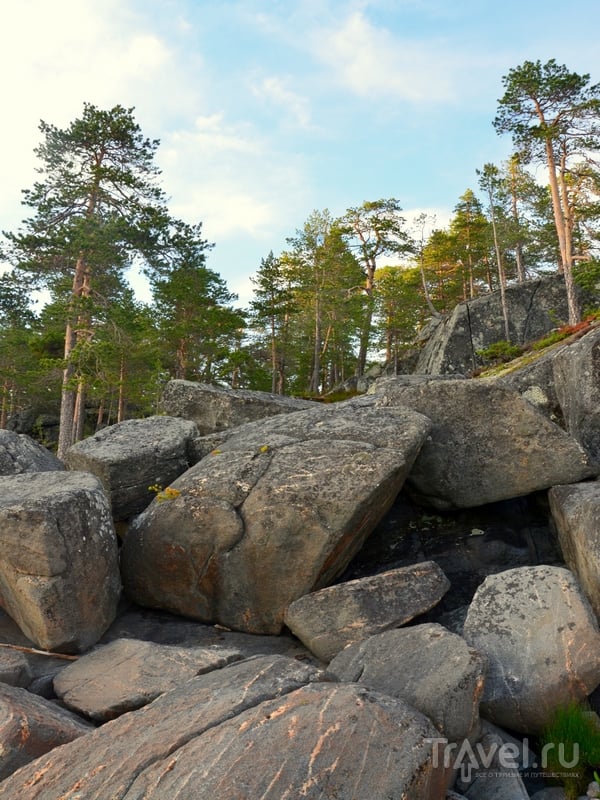 Гигантские камни на острове Кий / Фото из России