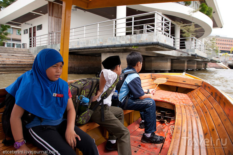 Школьники в лодке, Бруней / Фото из Брунея
