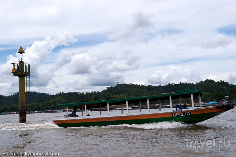 Лодка из деревни на воде Кампунг-Айер, Бруней / Фото из Брунея