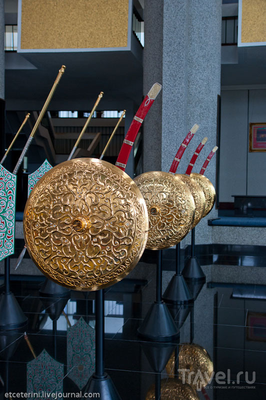 Щиты и сабли из Музея королевских регалий в Бандар-Сери-Бегаване, Бруней / Фото из Брунея