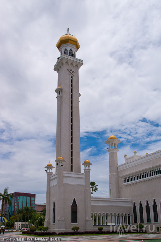 Минарет мечети Омара Али Саифуддина в Бандар-Сери-Бегаване, Бруней / Фото из Брунея