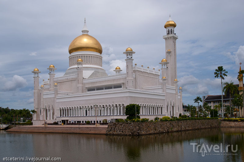 Мечеть Омара Али Саифуддина в Бандар-Сери-Бегаване, Бруней / Фото из Брунея