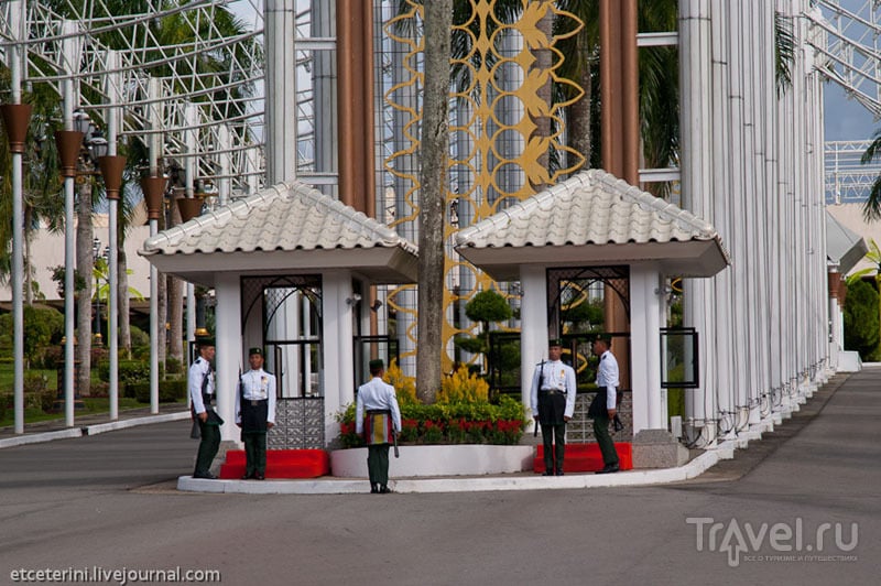 Смена караула у дворца султана Брунея / Фото из Брунея