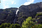 Справа от водопада / Швейцария