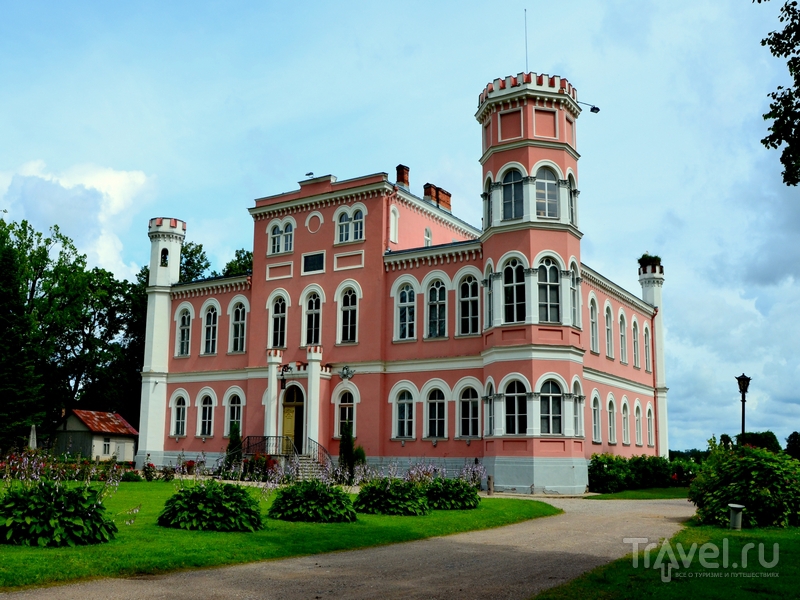 На территории дворца Бириню, Латвия / Фото из Латвии