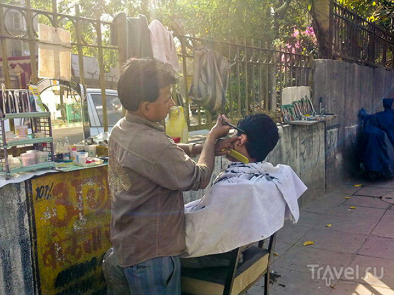 Уличный парикмахер / Индия