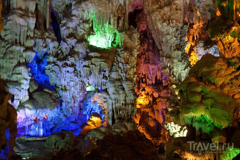 Пещера на одном из островов / Вьетнам
