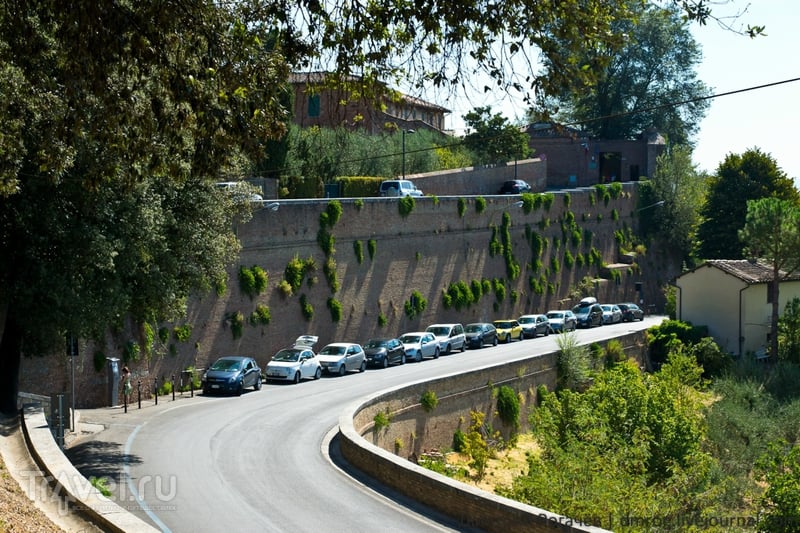 Стена в исторической части Сиены / Италия