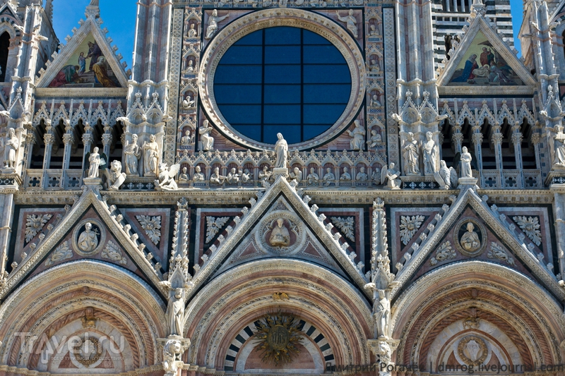Изображения на фасаде собора / Италия