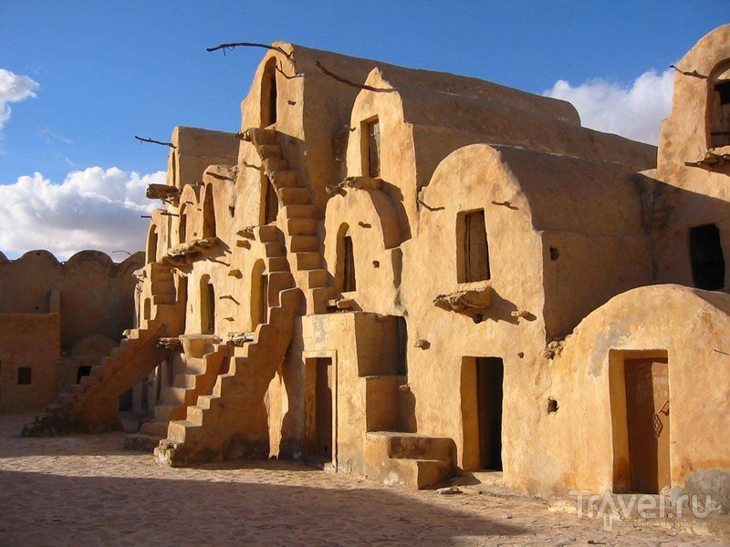Глинобитные строения со множеством ниш в Татауине, Тунис   / Тунис