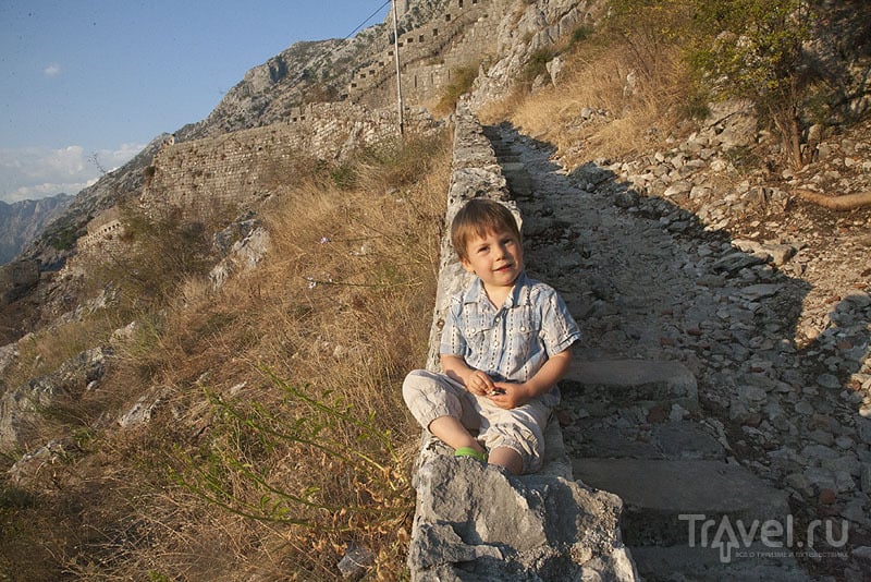 Дорога на вершину крепости над городом Котор, Черногория / Фото из Черногории