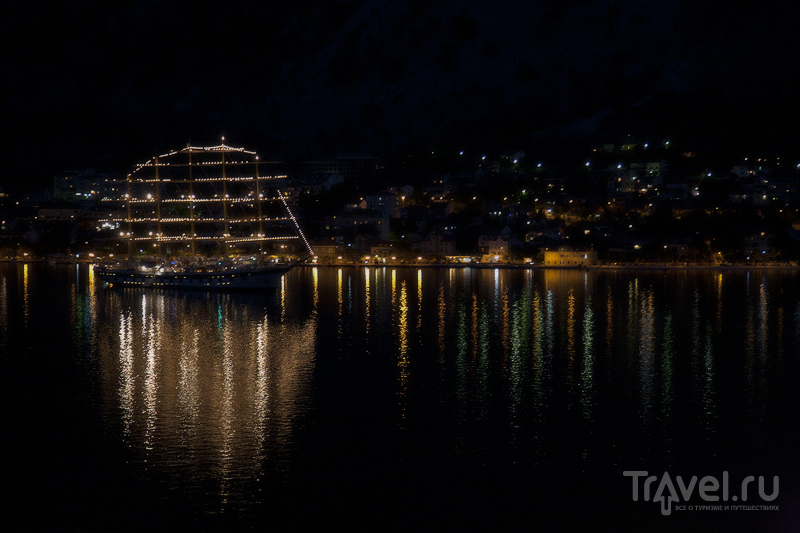 Корабль в Которской бухте вечером, Черногория / Фото из Черногории