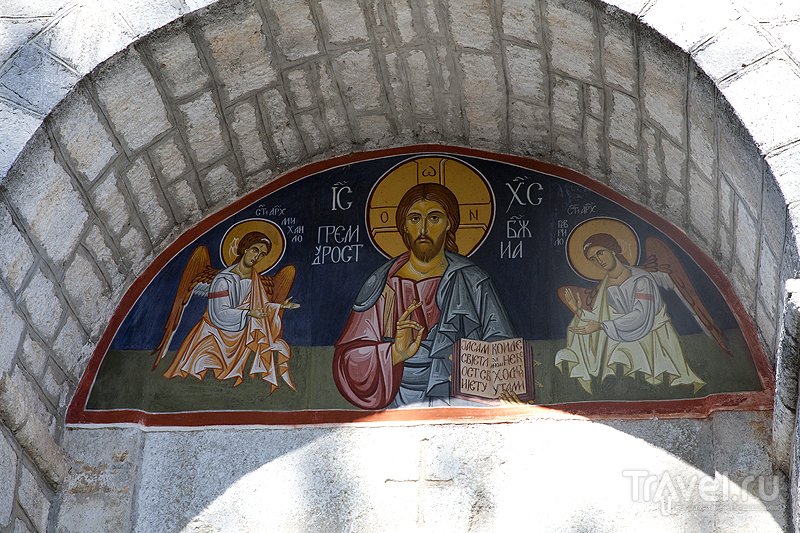 Вход в Цетинский монастырь, Черногория / Фото из Черногории
