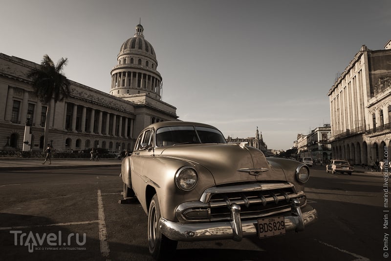 Автомобиль на площади перед Капитолием / Куба