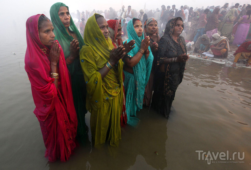 Индийские женщины молятся / Индия