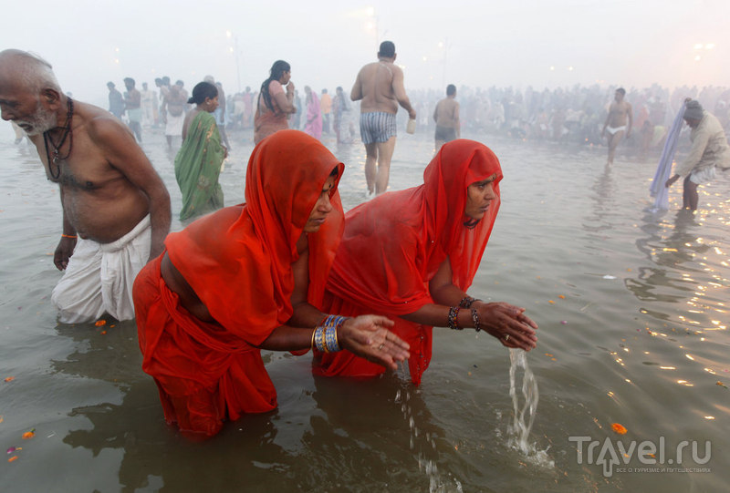 Индийские женщины возносят молитвы / Индия
