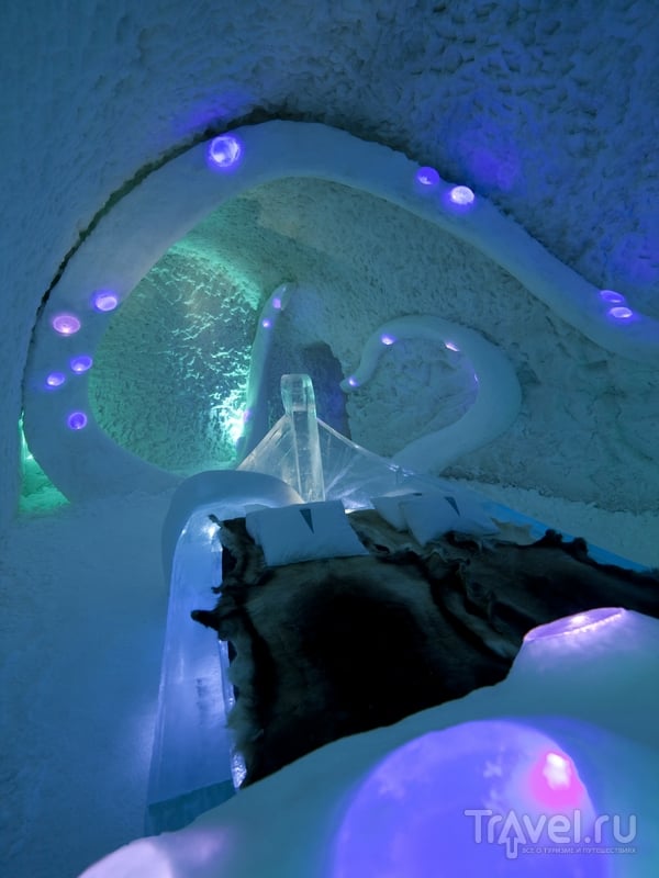Подсвеченный разноцветными лампами номер в ледяном отеле Icehotel / Швеция