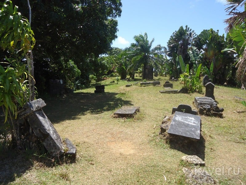 Мадагаскар. Остров Санта-Мария. Пиратское кладбище / Мадагаскар