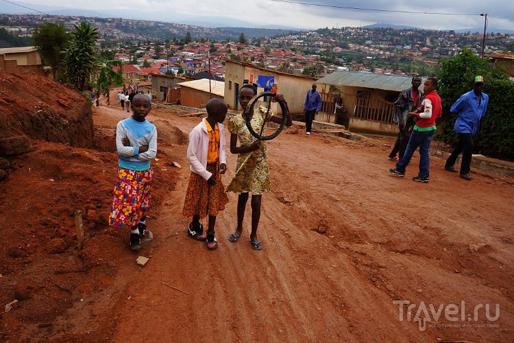 Шел по улице Музунгу / Руанда
